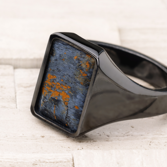 Rectangle signet ring in Zirconium, Medium with a Thin style band and a Pietersite inlay.